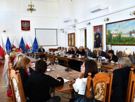 Krasnystaw. Seniorzy rozmawiali o sprawach miasta. Za nimi III sesja Rady Seniorów [GALERIA ZDJĘĆ]