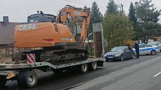 Koparka na lawecie zrywała linie energetyczne. Groźny incydent pod Włodawą [ZDJĘCIA]