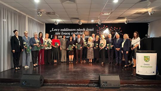 Gm. Krasnystaw. Docenili tych, którzy kształtują młode pokolenie. Gminny Dzień Edukacji Narodowej w Siennicy Nadolnej [ZDJĘCIA]