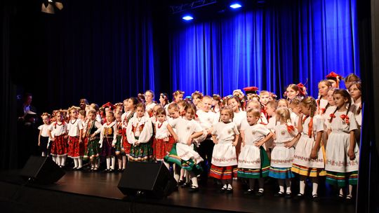 Folklor nie odchodzi w zapomnienie. Jubileuszowy koncert w Krasnymstawie [GALERIA ZDJĘĆ]