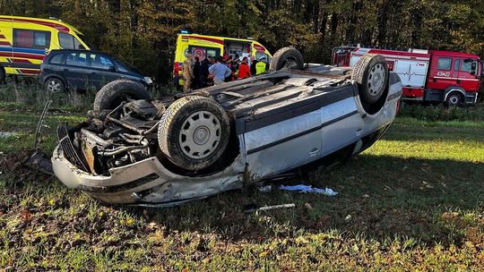 Dachowanie osobówki w Niemienicach-Kolonii. Pięciu nastolatków trafiło do szpitala [ZDJĘCIA]