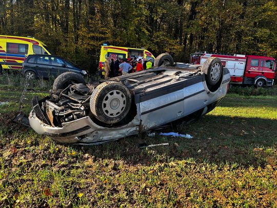 Dachowanie osobówki w Niemienicach-Kolonii. Pięciu nastolatków trafiło do szpitala [ZDJĘCIA]