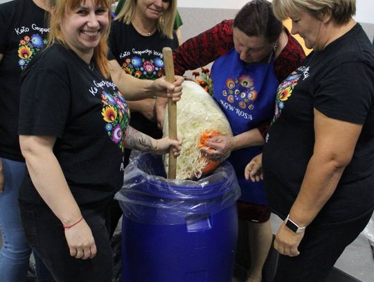 Tradycyjne kiszenie kapusty w Strachosławiu. Przygotowano sto kilogramów przysmaku [ZDJĘCIA]