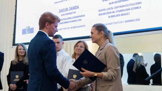 Uczeń z Okszowa odebrał dyplom od minister edukacji. Julian Suprun najlepszy w Polsce w mechanizacji rolnictwa [ZDJĘCIA]