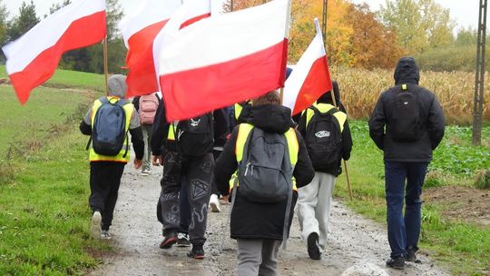 Gm. Krasnystaw. Deszcz nie zatrzymał uczniów. Wyruszyli śladami Żołnierzy Wyklętych [ZDJĘCIA]