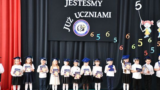Wielki ołówek i ważne ślubowanie. Pierwszaki z „Piątki” już oficjalnie uczniami [GALERIA ZDJĘĆ]