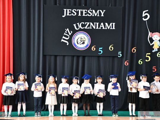Wielki ołówek i ważne ślubowanie. Pierwszaki z „Piątki” już oficjalnie uczniami [GALERIA ZDJĘĆ]